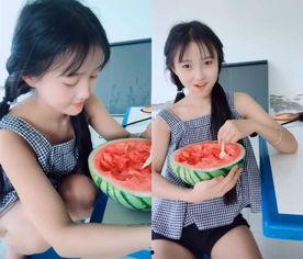 小宝贝儿吃瓜视频,萌娃趣味瞬间，萌化你的心