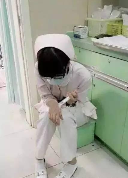 小护士跟同事吃瓜视频,揭秘医院里的欢乐时光