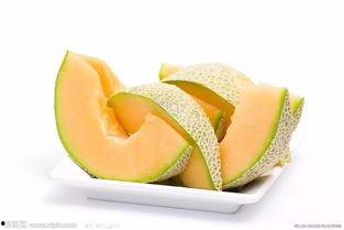 大力士吃哈密瓜视频,壮汉一口吞下巨型哈密瓜，场面震撼！