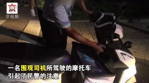 外国吃瓜群众被刀劈视频,“惊悚瞬间！外国吃瓜群众目睹刀劈惊魂事件！”