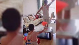 斑马线上吃瓜的视频,一幕街头众生相