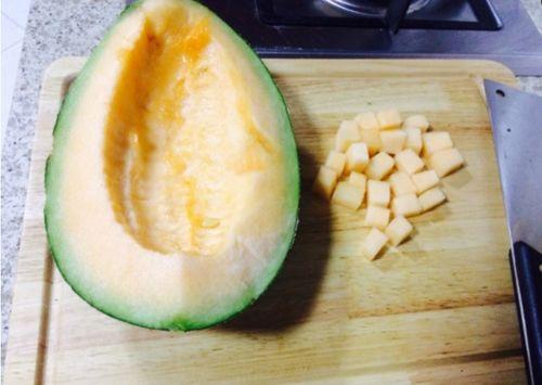 哈密瓜如何割着吃的视频